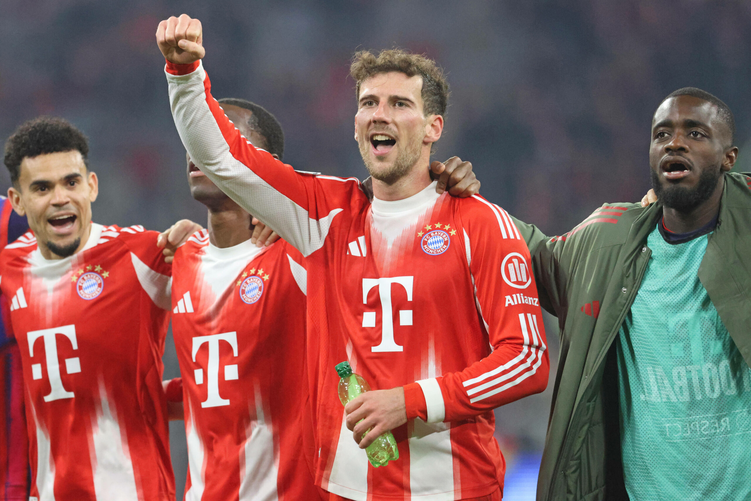 Leon Goretzka hebt die Hand zum Feiern