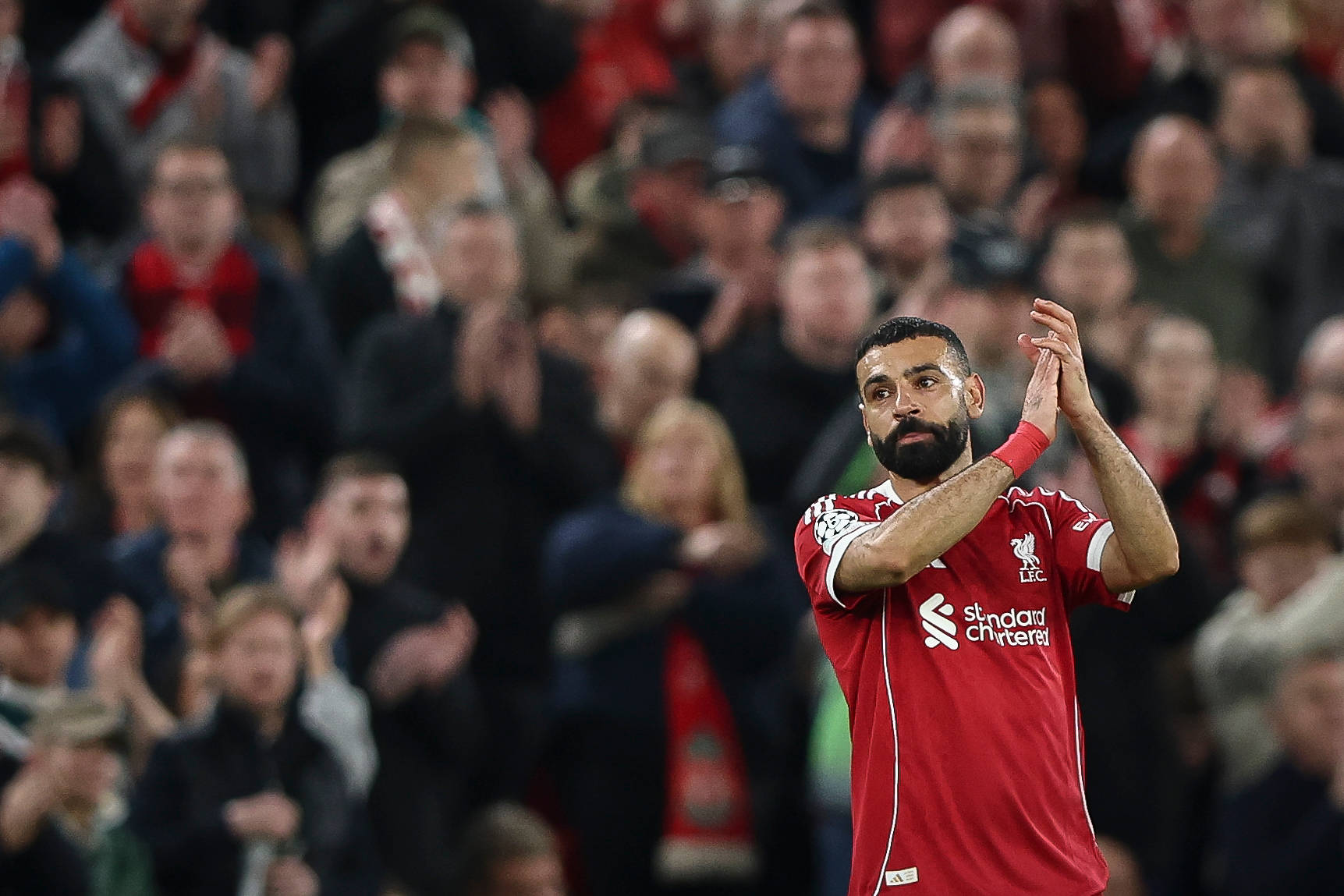 Mohammed Salah applaudiert den Fans im Anfield Stadium