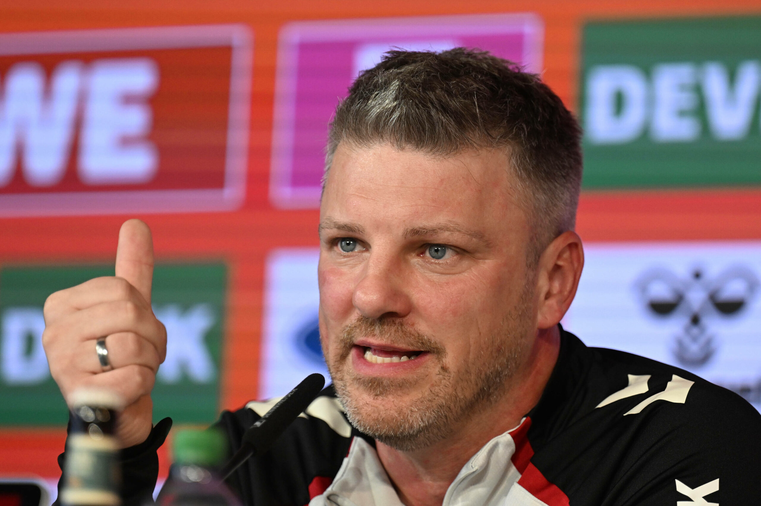 Lukas Kwasniok auf einer Pressekonferenz