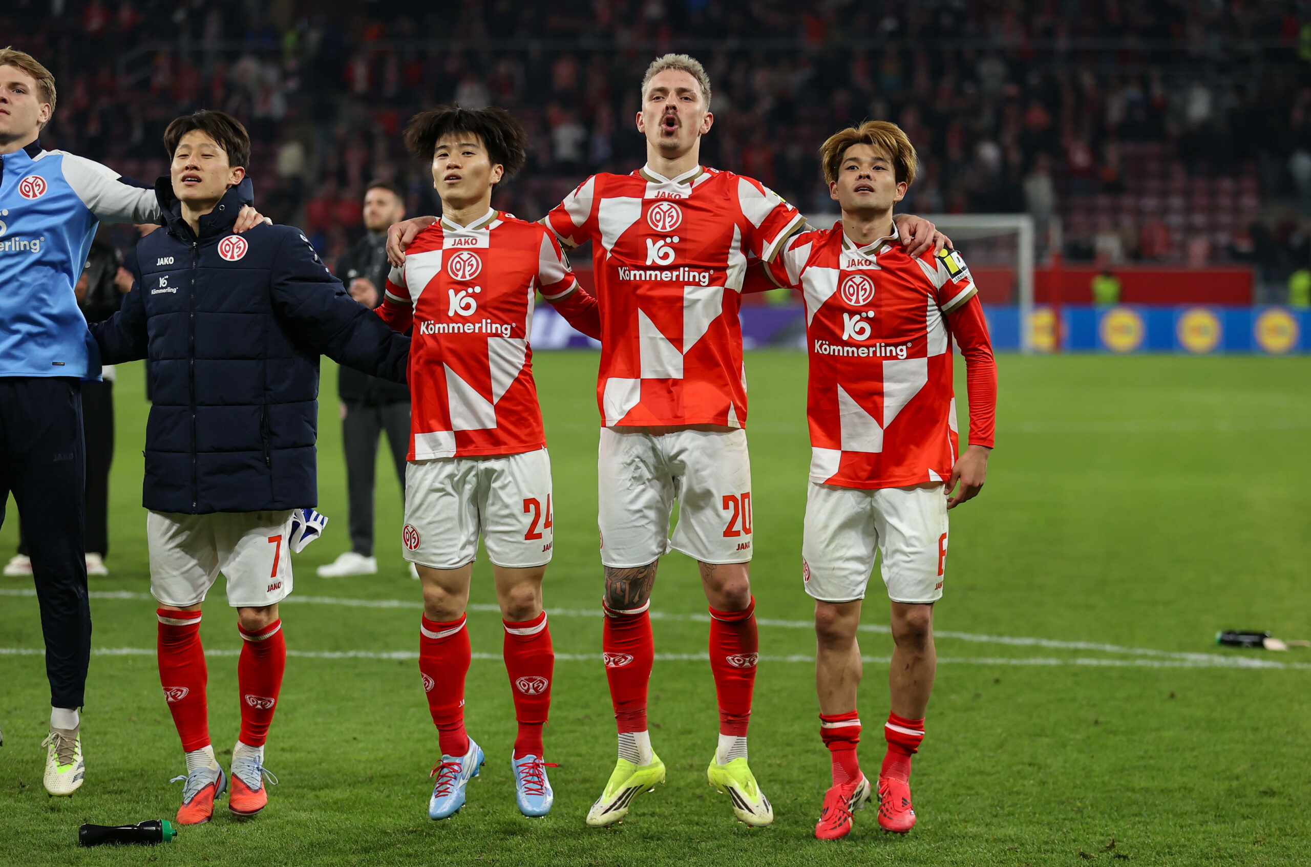 Die Mainzer feiern nach ABpfiff mit ihren Fans