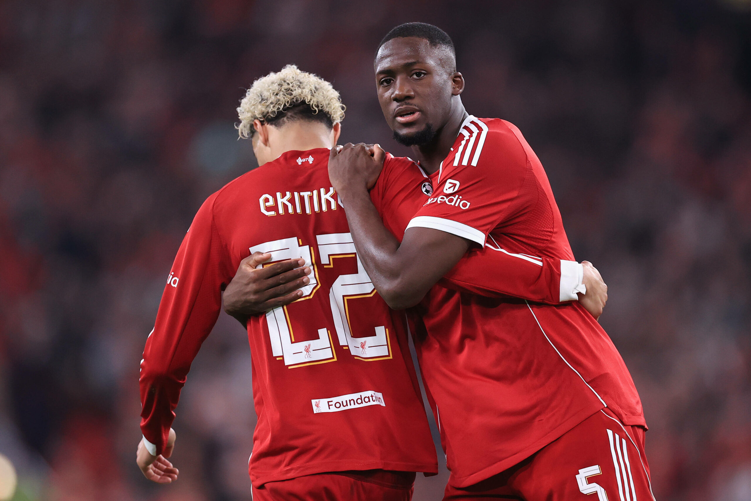 Ibrahima Konate mit Hugo Etikite im Trikot des FC Liverpool