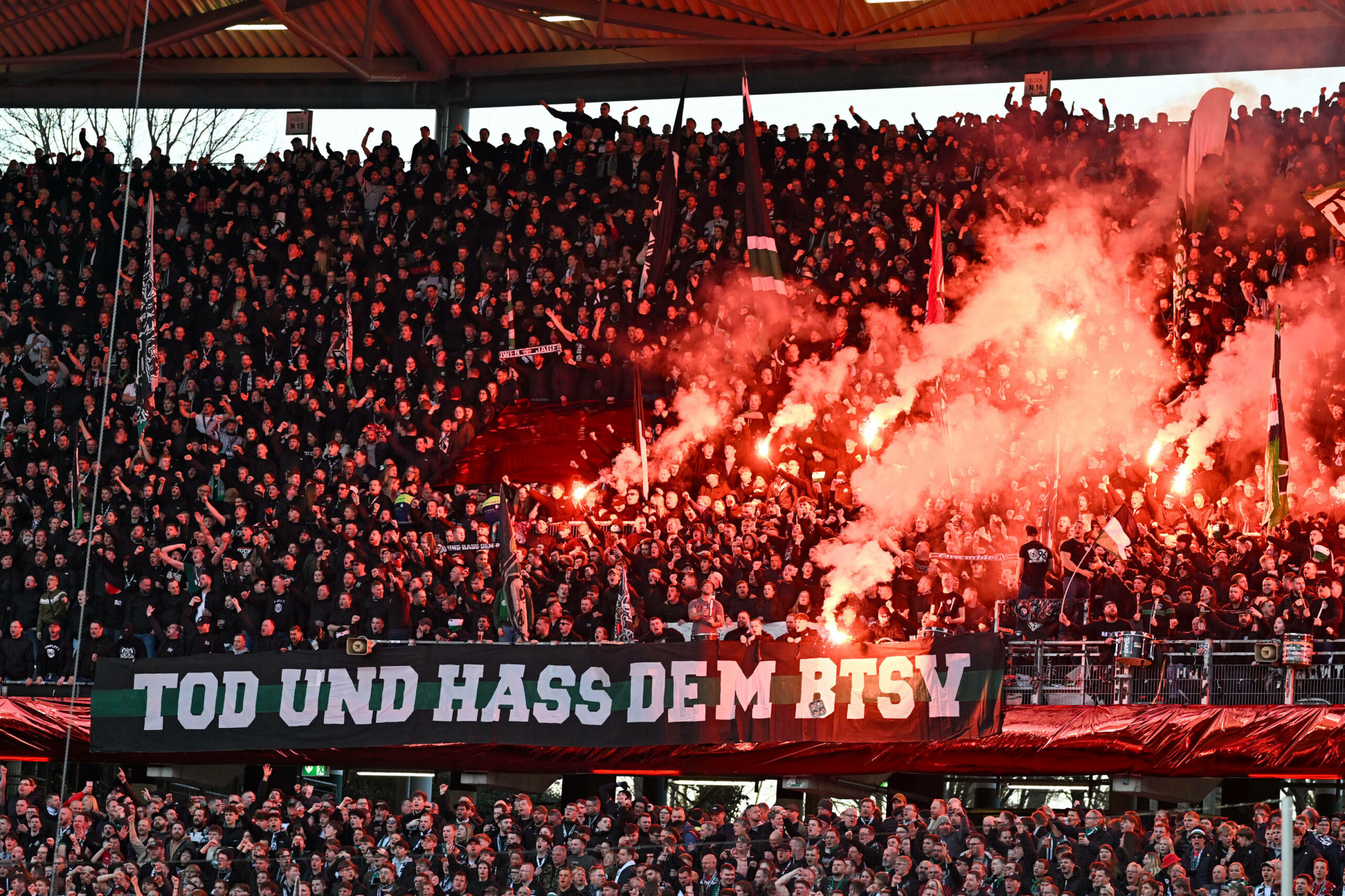 Hannover-Fans mit einer Pyro-Show im Derby gegen Eintracht Braunschweig