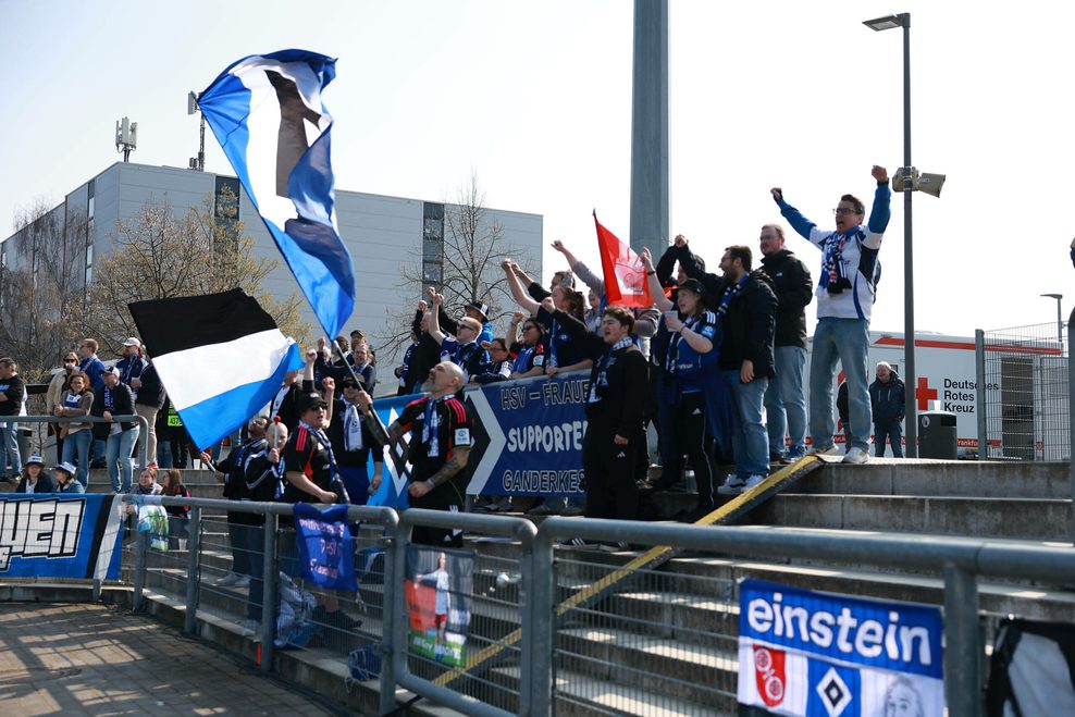 HSV-Fans beim Frauen-Bundesliga-Spiel in Frankfurt