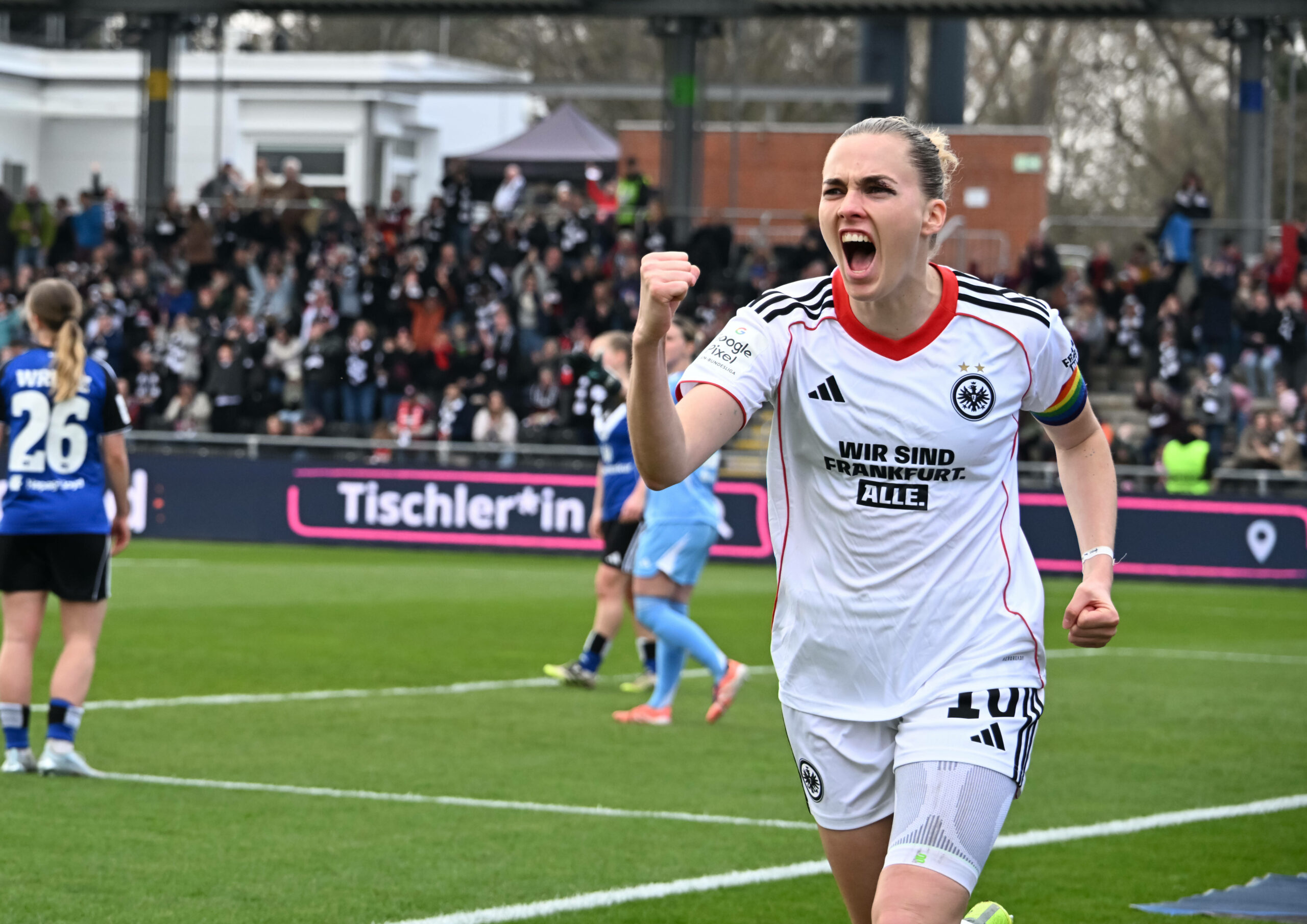 Laura Freigang bejubelt ein Tor für Frankfurt gegen den HSV
