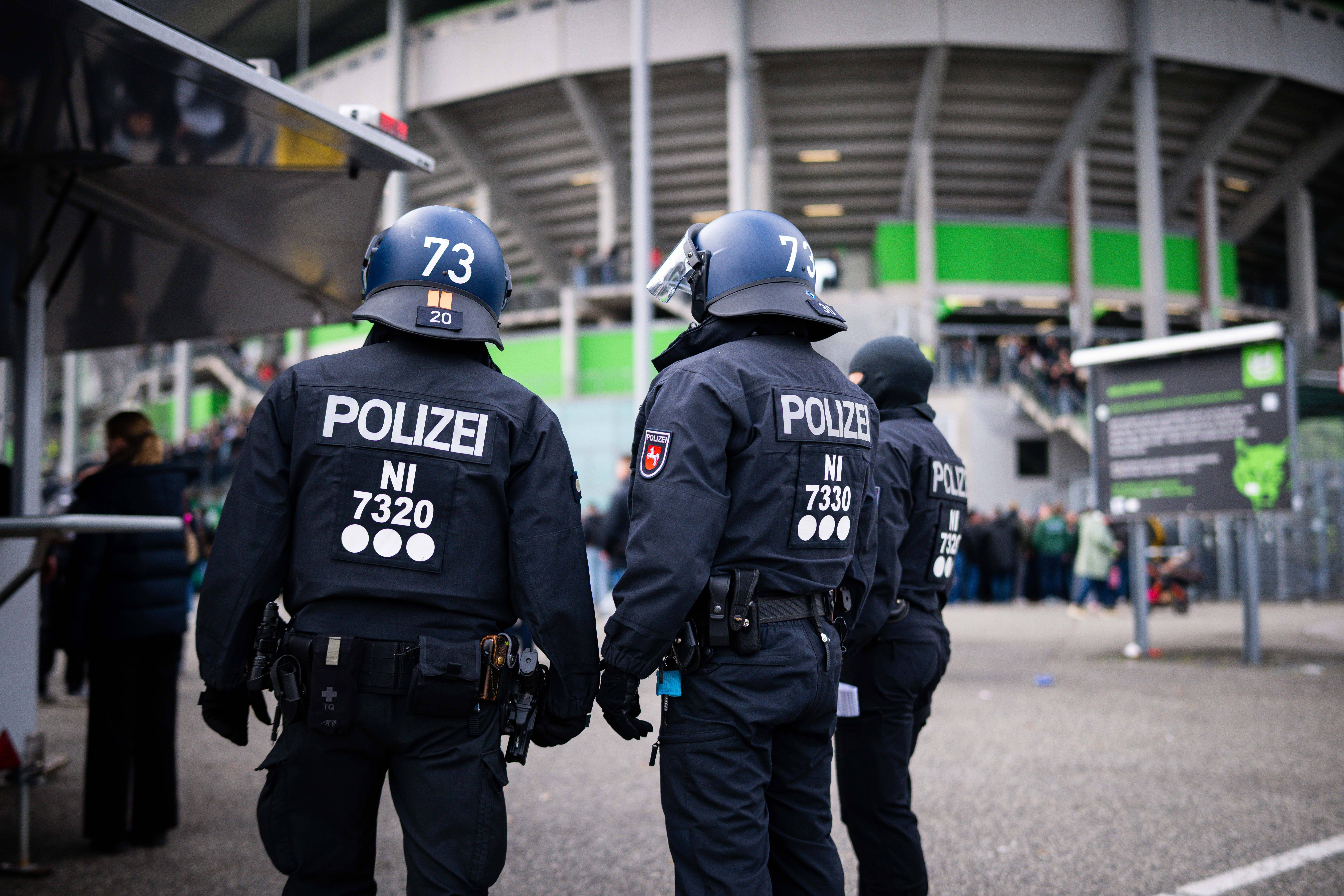 Polizei steht vor der Volkswagen-Arena in Wolfsburg