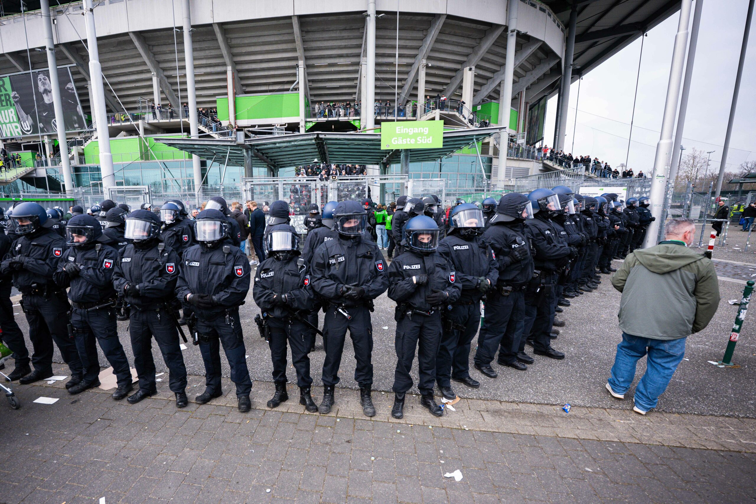 Polizei steht der Volkswagen-Arena in Wolfsburg