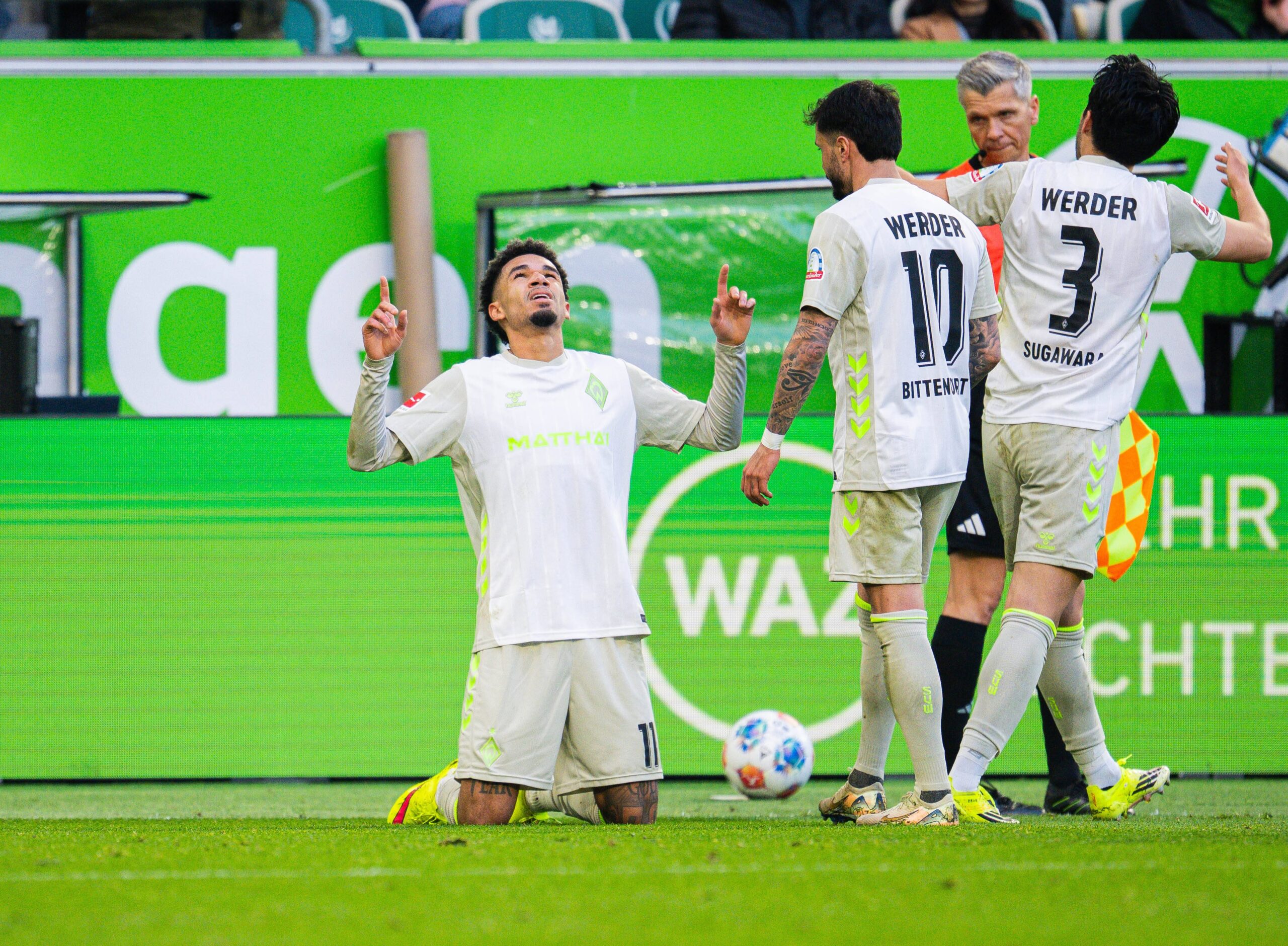 Justin Njinmah bejubelt sein Tor in Wolfsburg