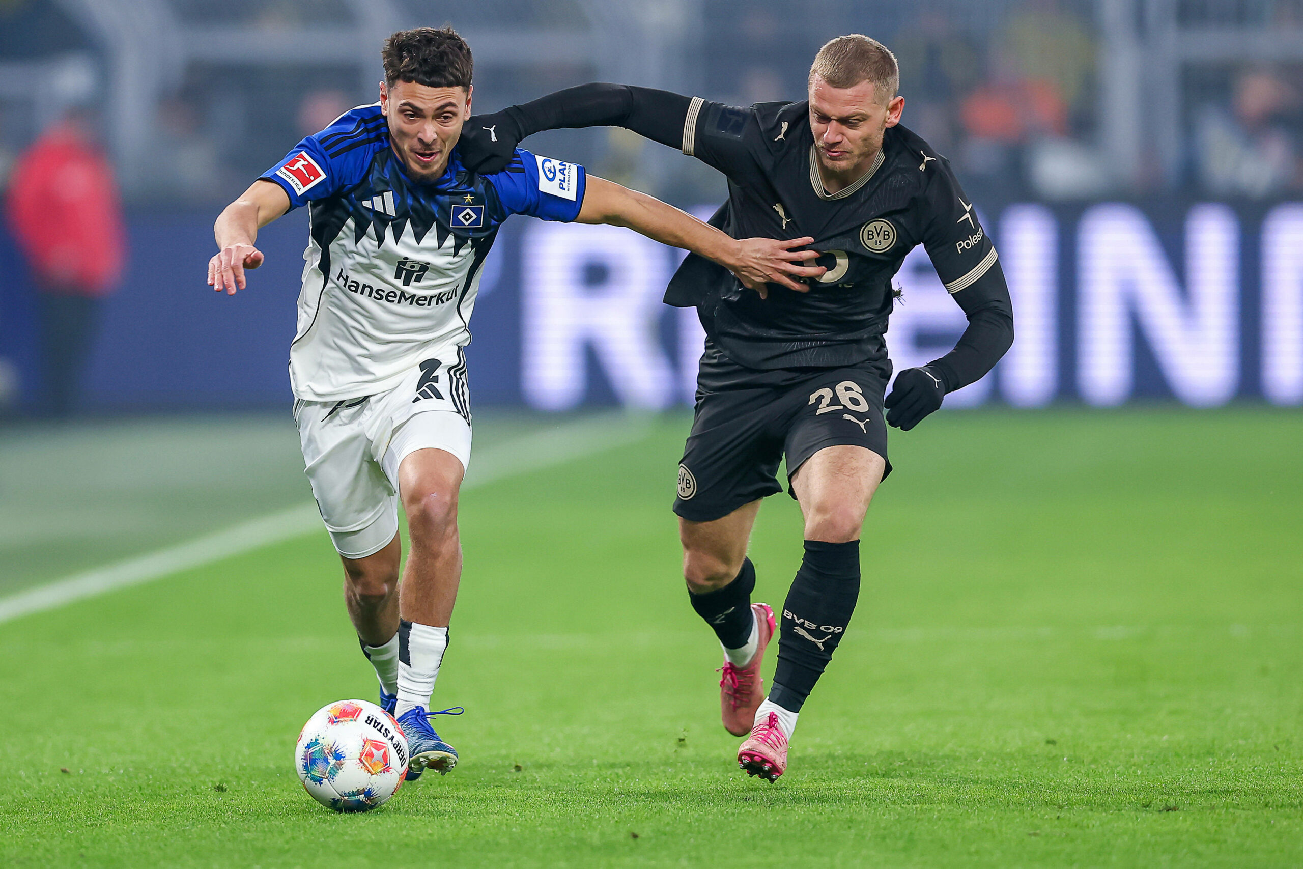 William Mikelbrencis im Laufduell mit Julian Ryerson