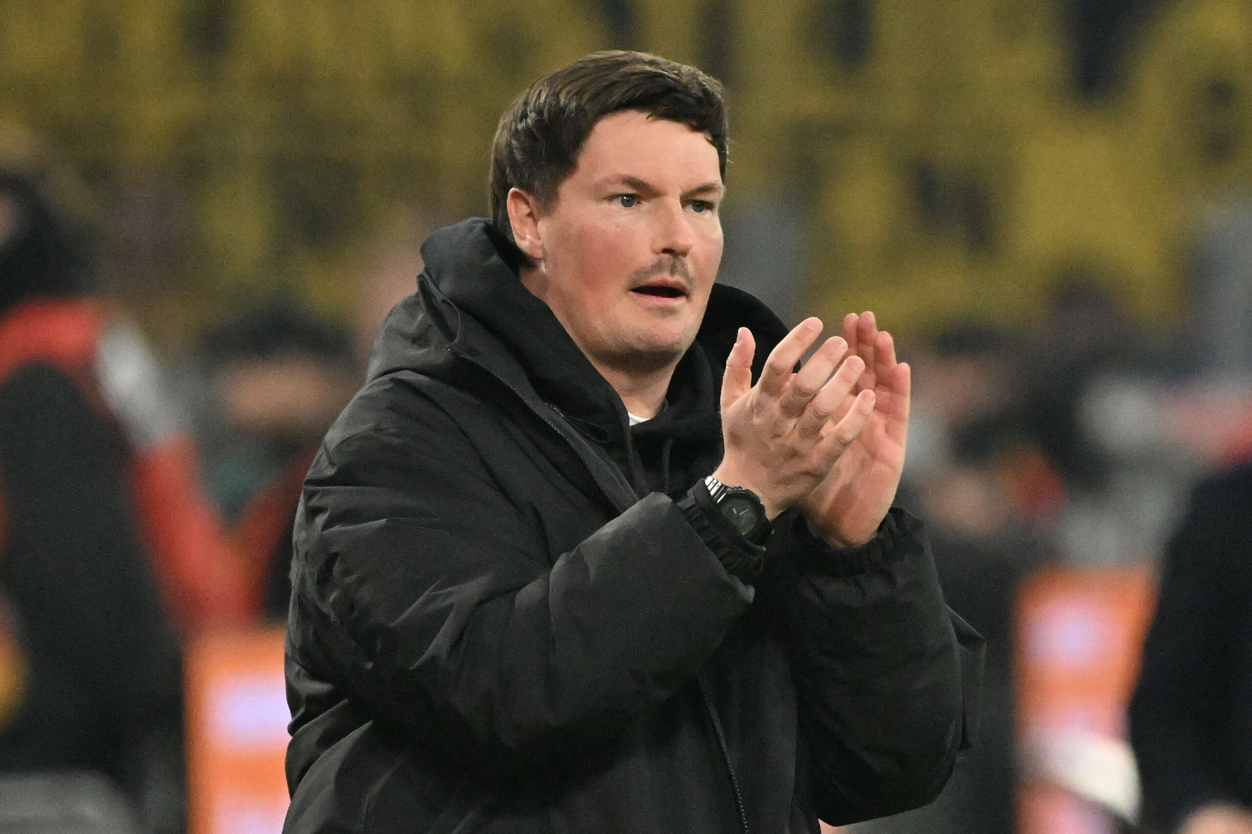 HSV-Trainer Merlin Polzin muntert seine Mannschaft in Dortmund auf.