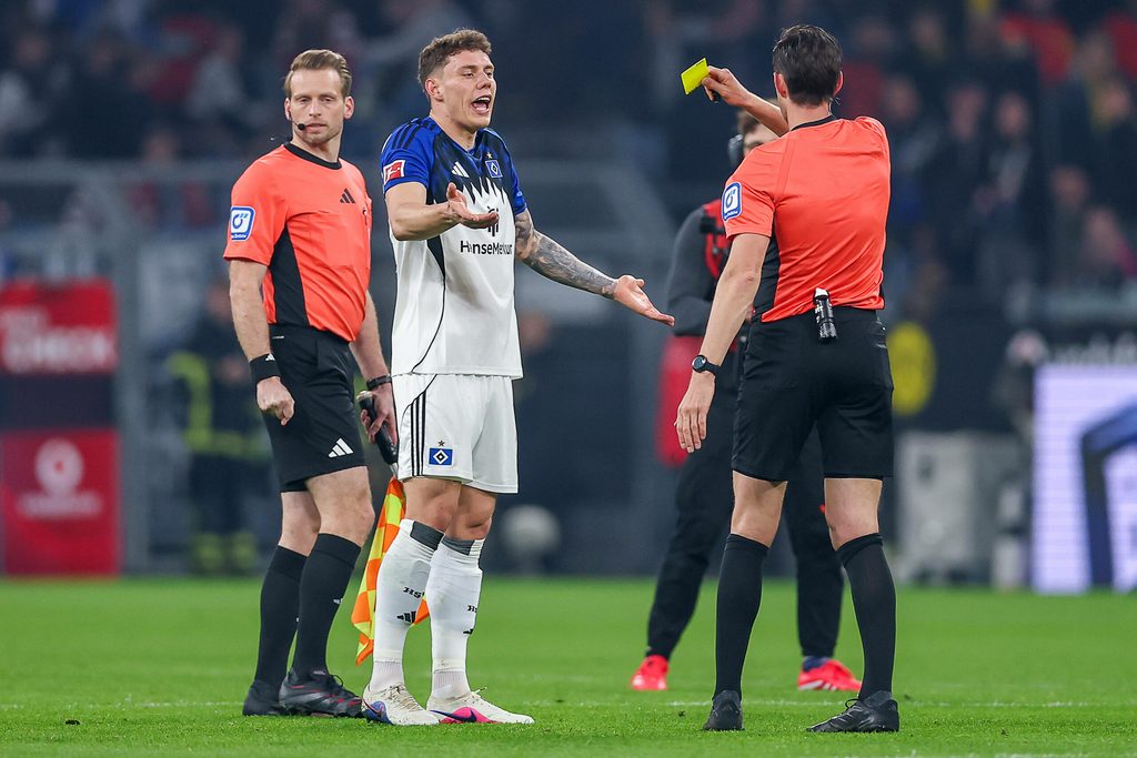HSV-Profi Nicolai Remberg sieht in Dortmund die gelbe Karte.