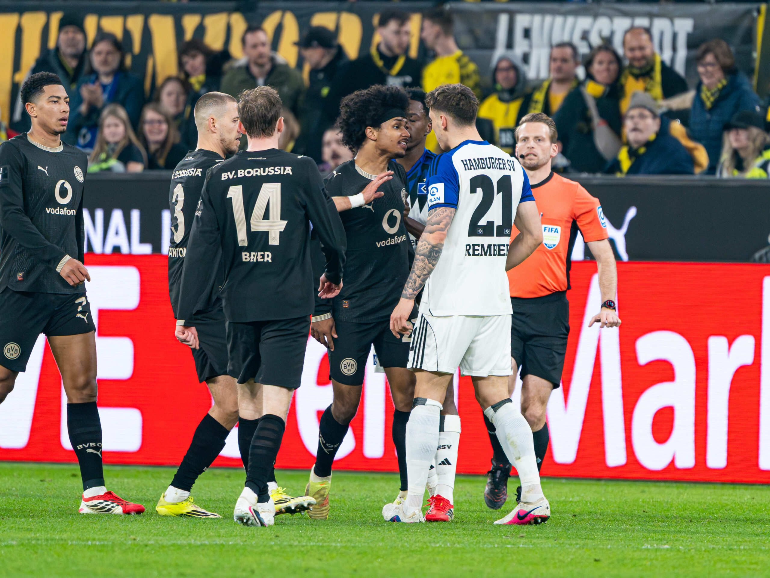 HSV-Profi Nicolai Remberg legt sich mit Dortmunds Karim Adeyemi an.