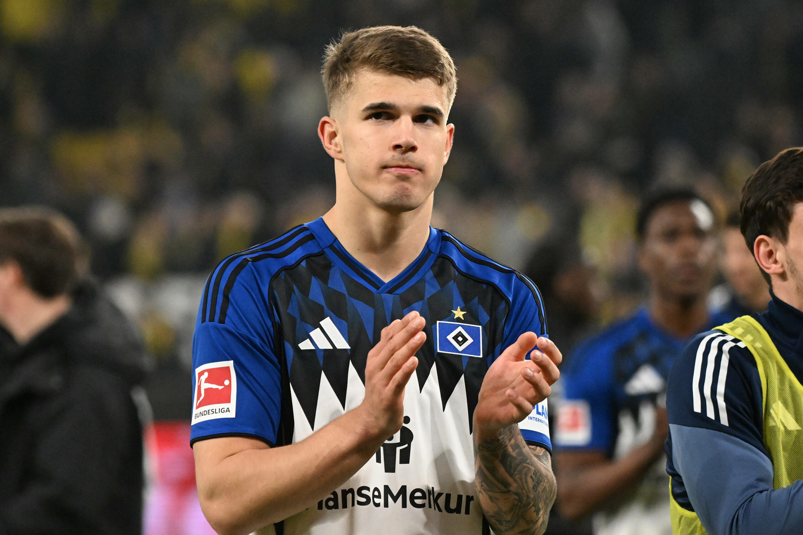 Luka Vuskovic applaudiert den HSV-Fans nach dem Spiel in Dortmund.