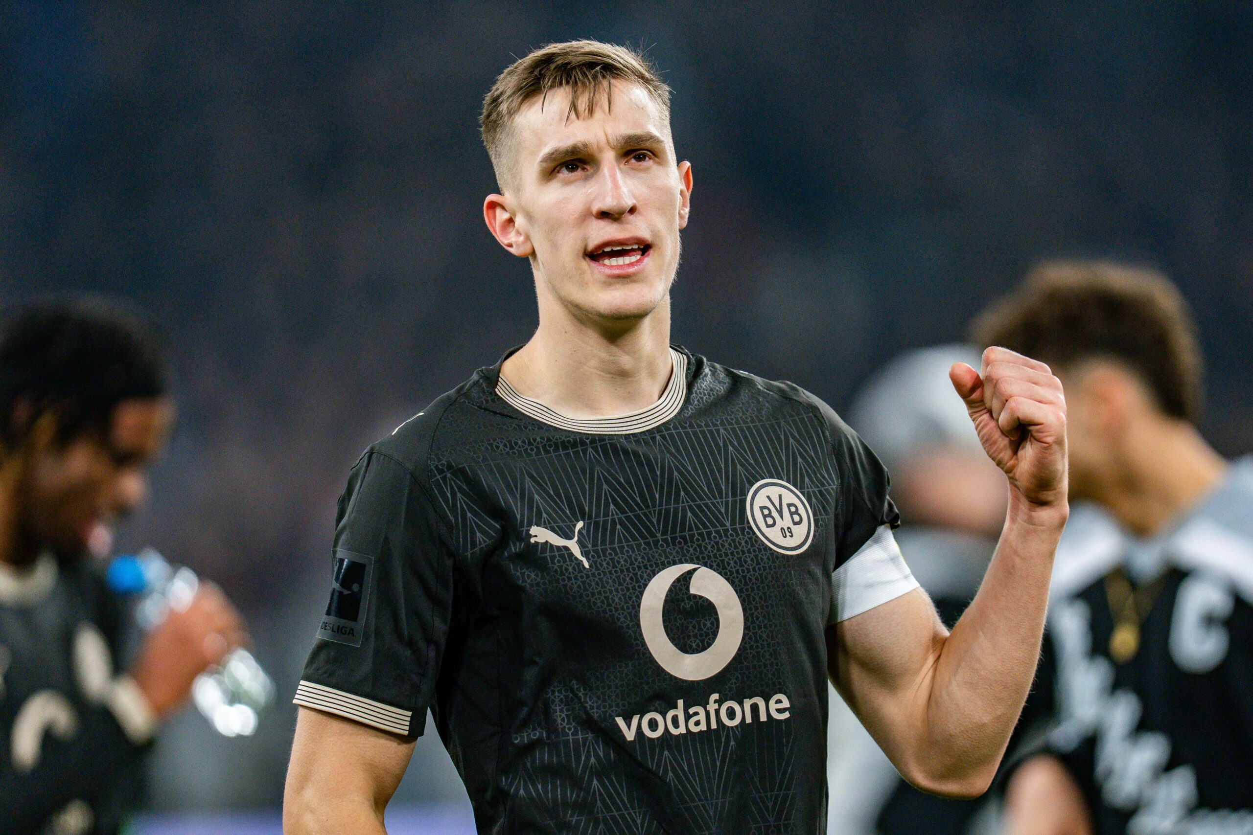 Nico Schlotterbeck bejubelt einen Sieg mit geballter Faust