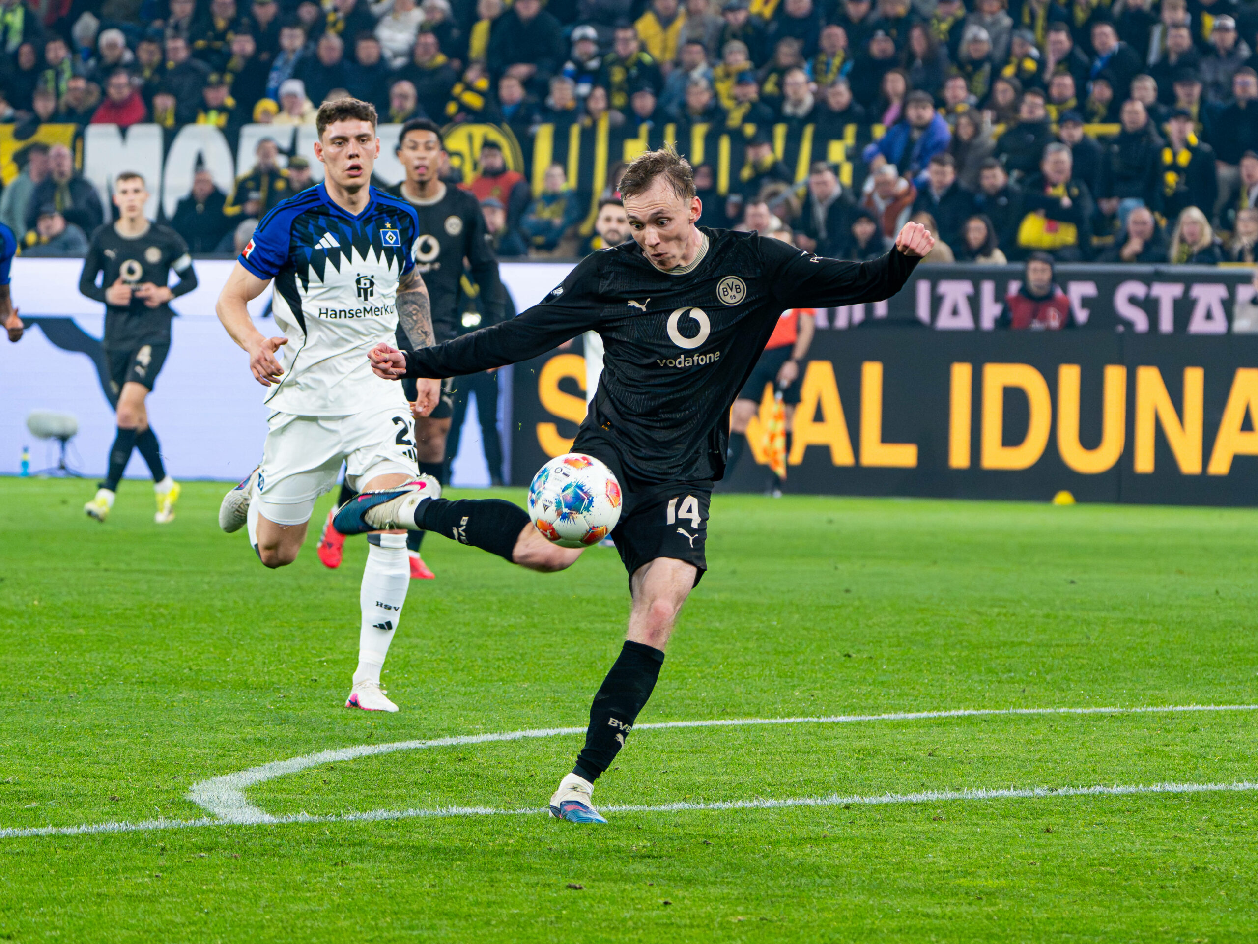 BVB-Stürmer Maximilian Beier bei einem Schuss gegen den HSV