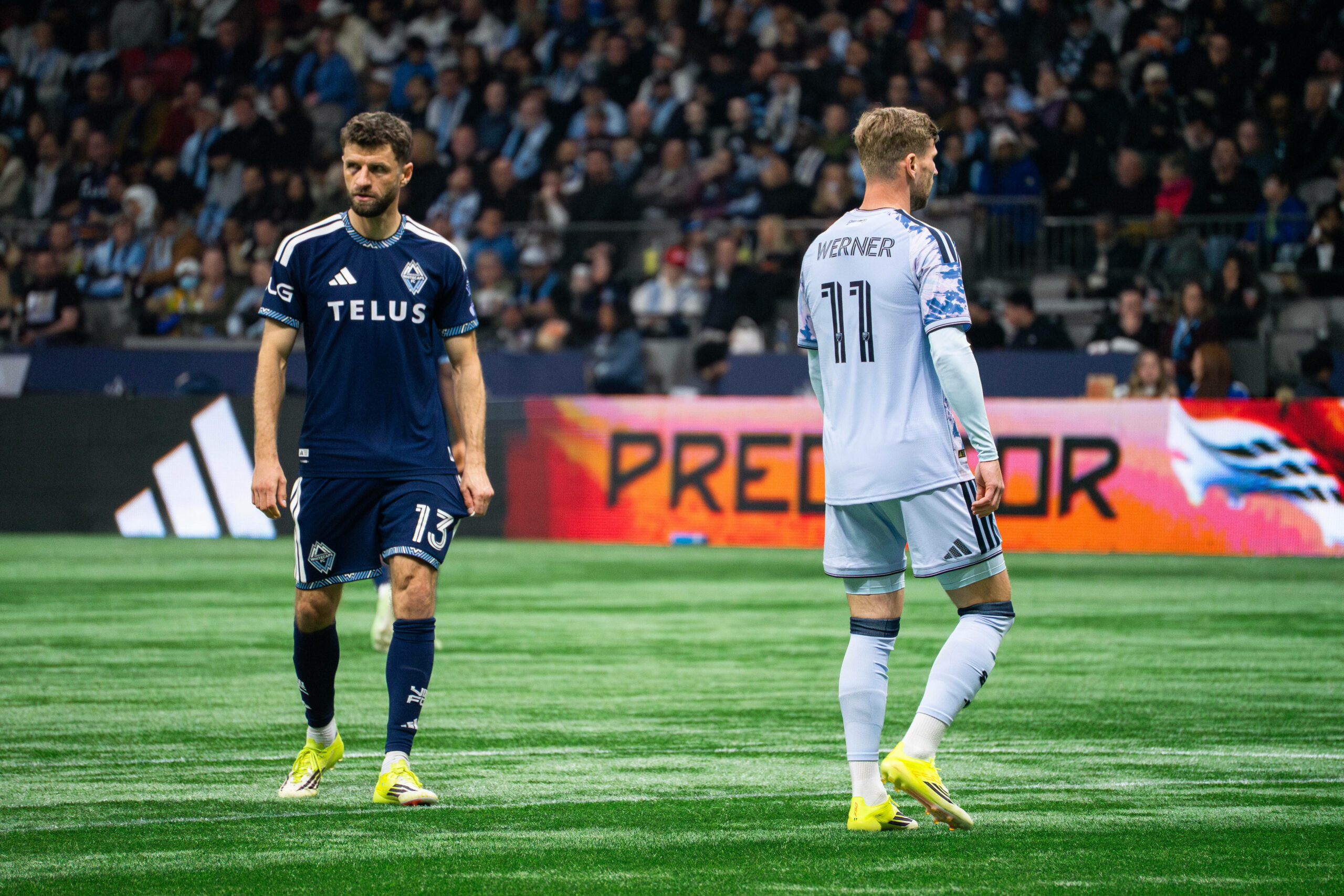 Thomas Müller und Timo Werner in ihrem ersten direkten Duell