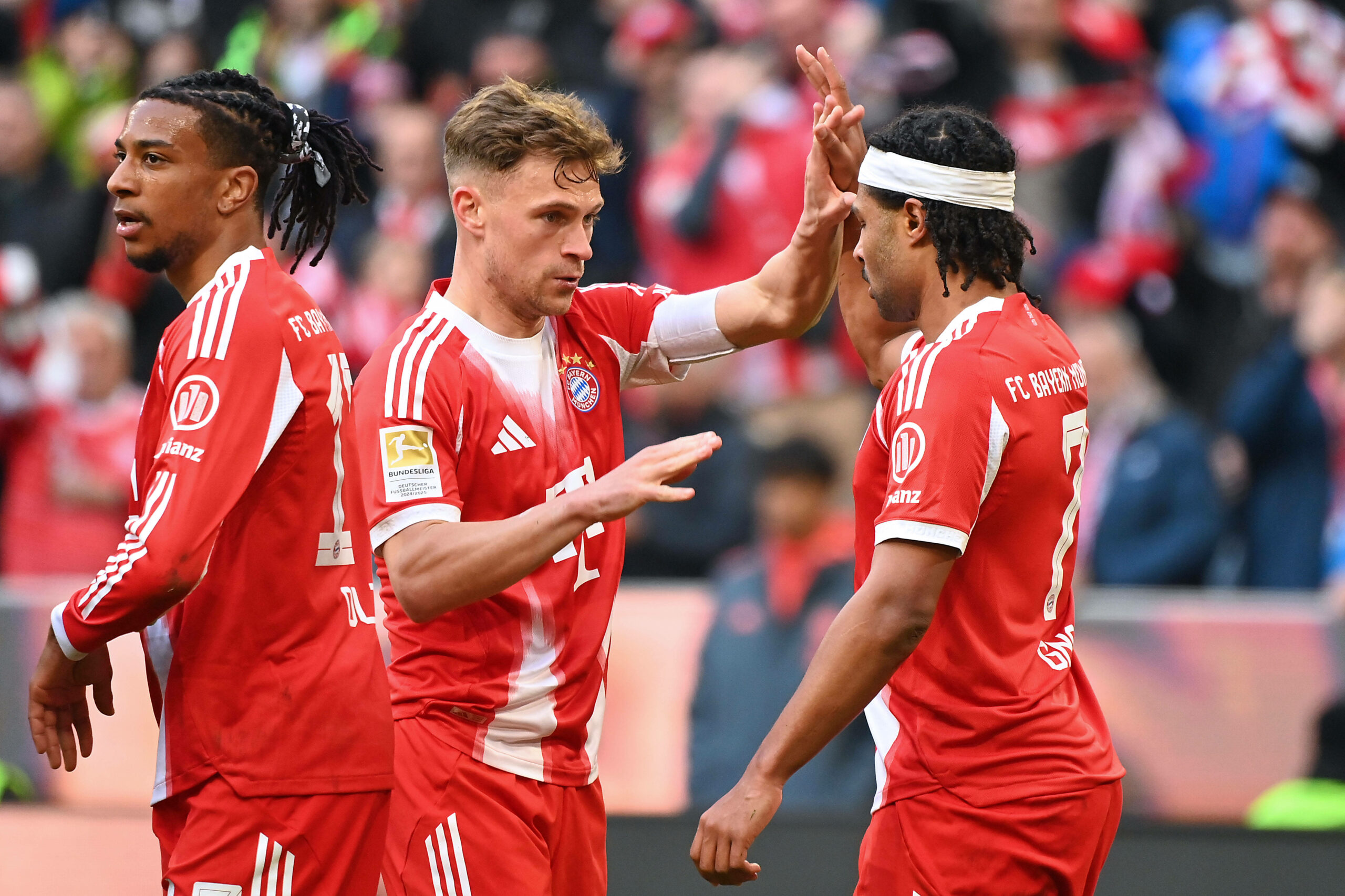 Michael Olise, Joshua Kimmich und Serge Gnabry beim Torjubel gegen Union Berlin