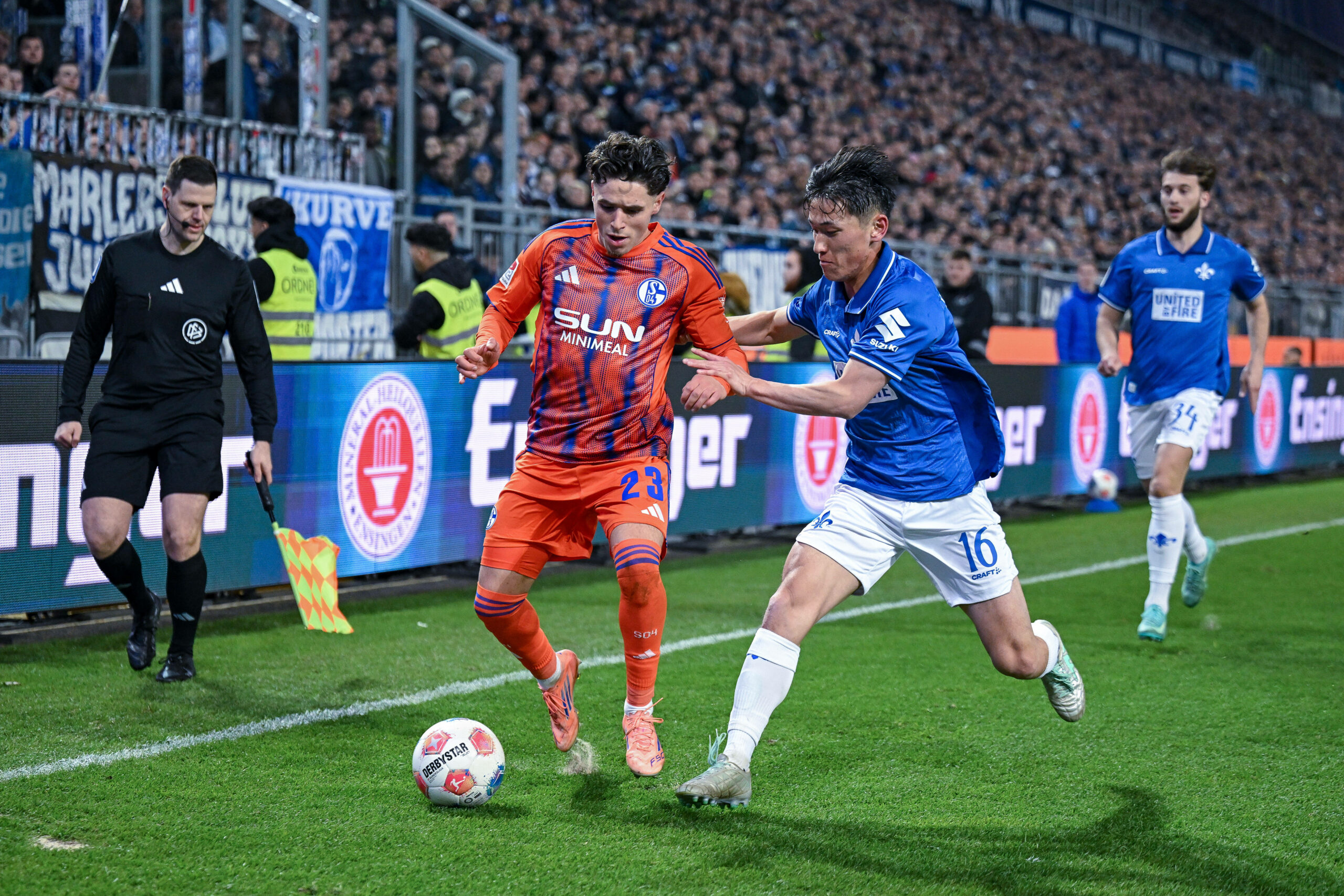 Soufiane El-Faouzi schirmt den Ball gegen Hiroki Akiyama ab