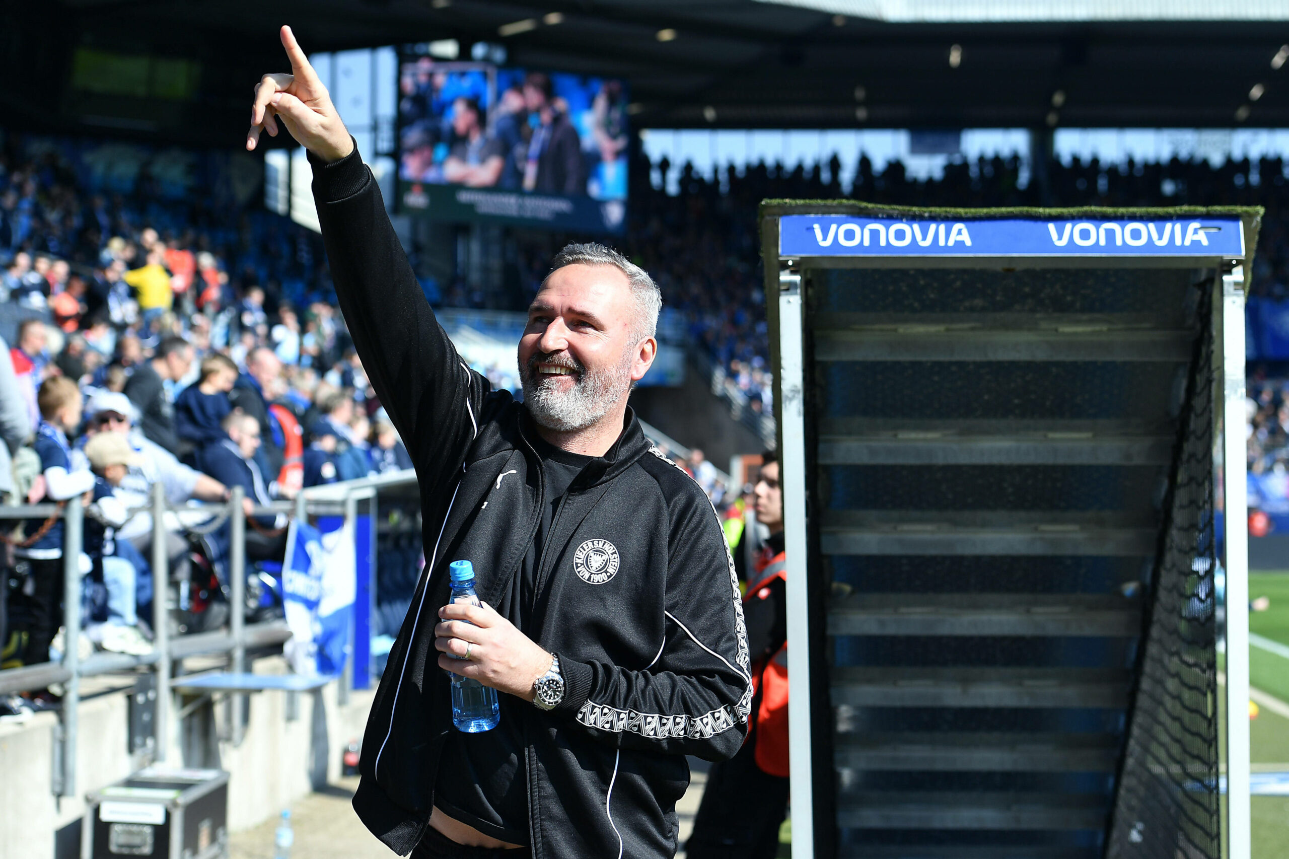 Tim Walter gut gelaunt beim Spiel gegen den VFL Bochum
