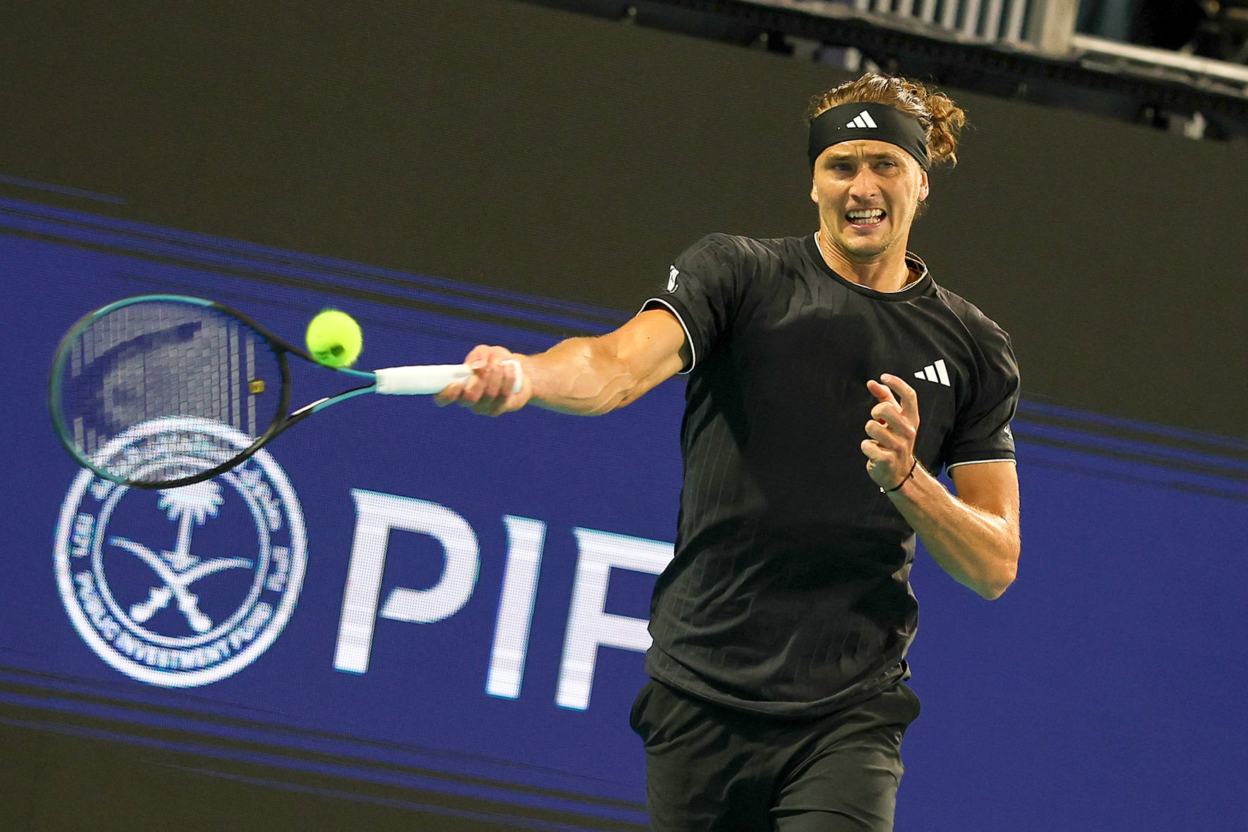 Alexander Zverev schlägt einen Tennis-Ball