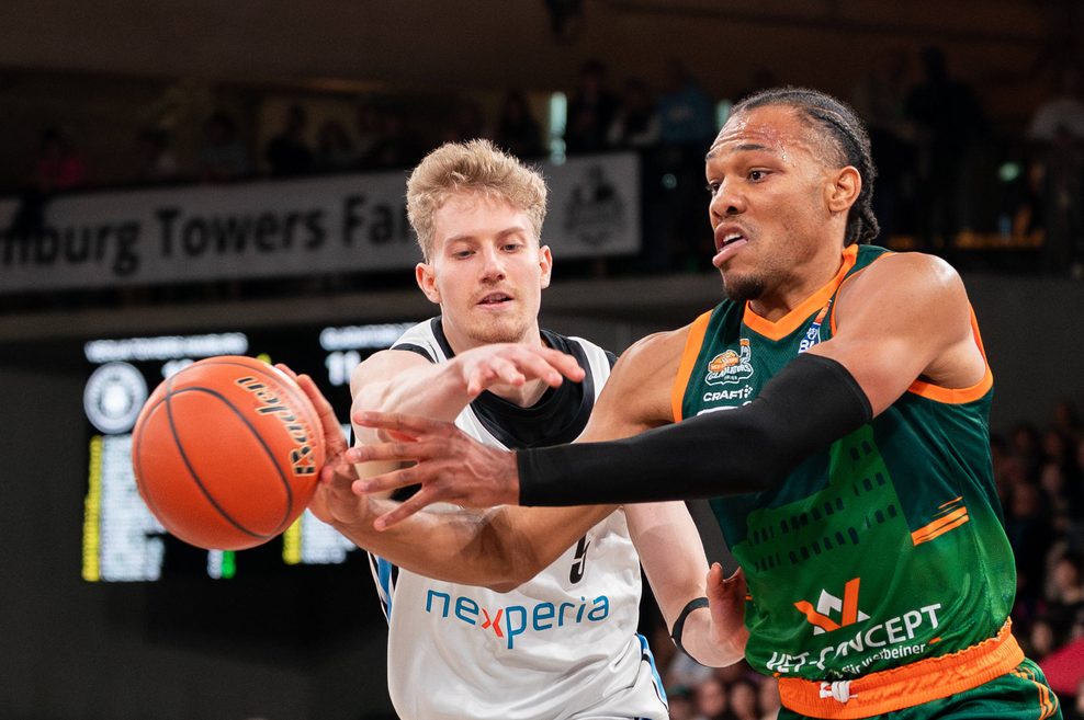 Her mit dem Ball! Zsombor Maronka gegen den Trierer George King