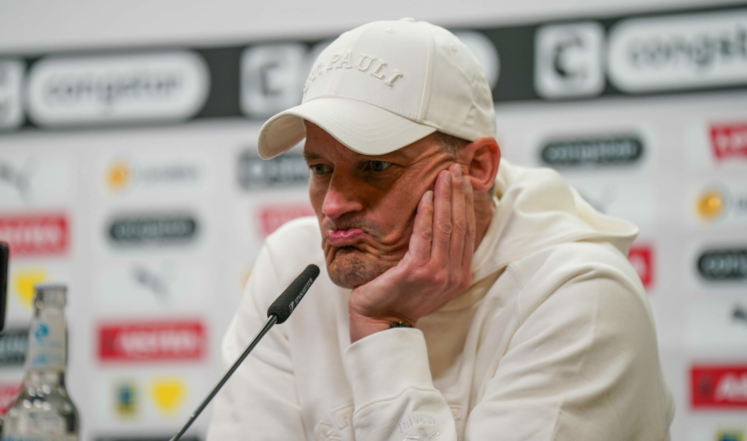 St. Pauli-Trainer Alexander Blessin schaut missmutig