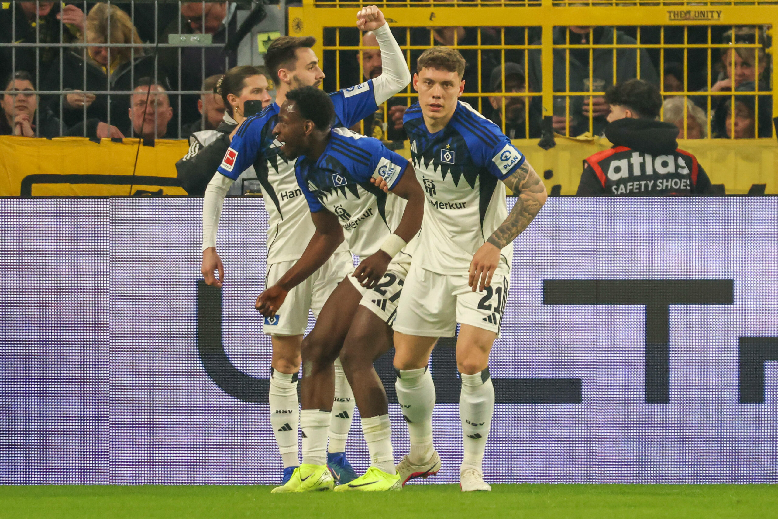 Fábio Vieira und Nicolai Remberg feiern mit Torschütze Philip Otele.