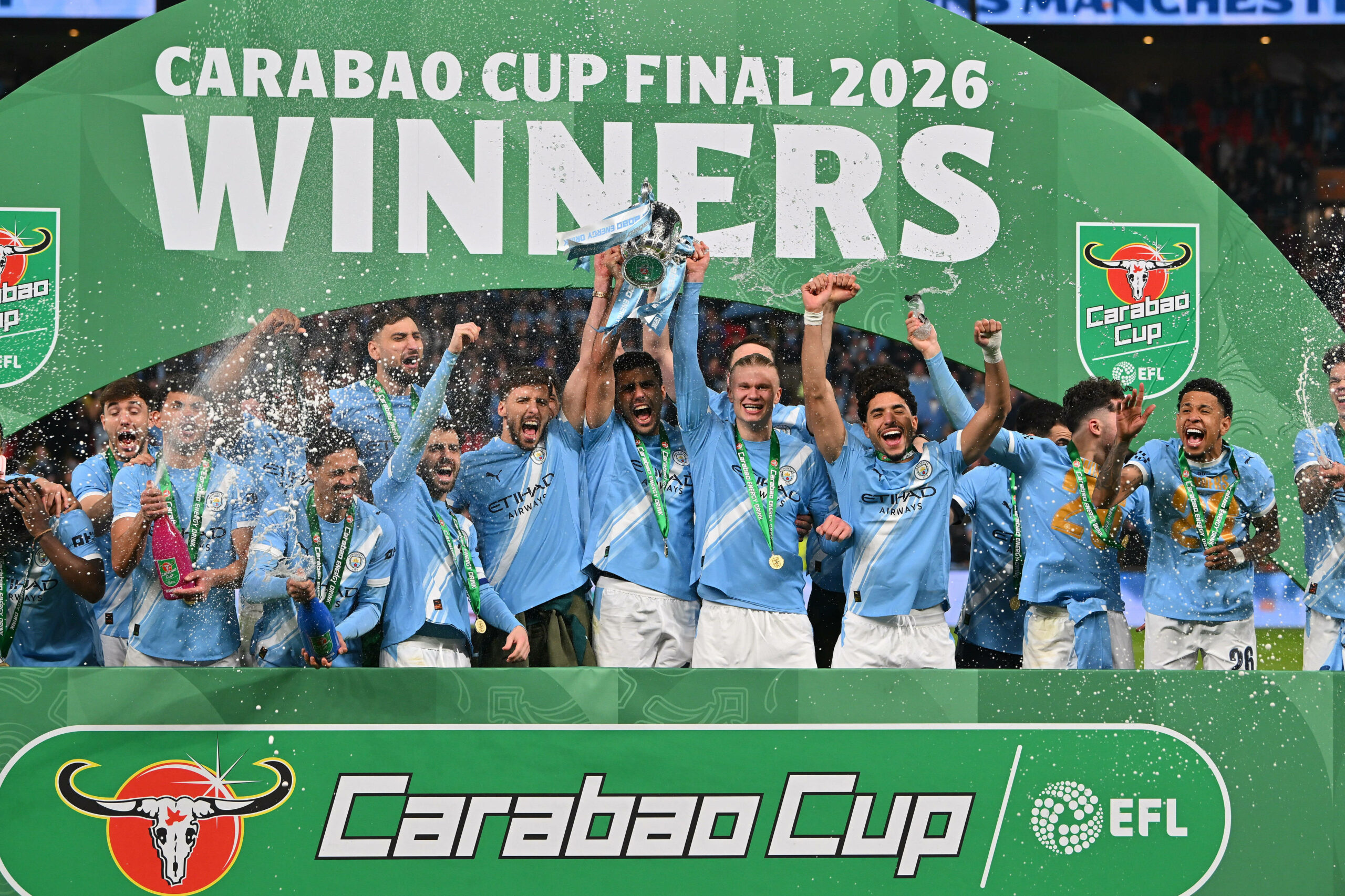 Manchester City beim Bejubeln der Carabao Cup-Trophäe