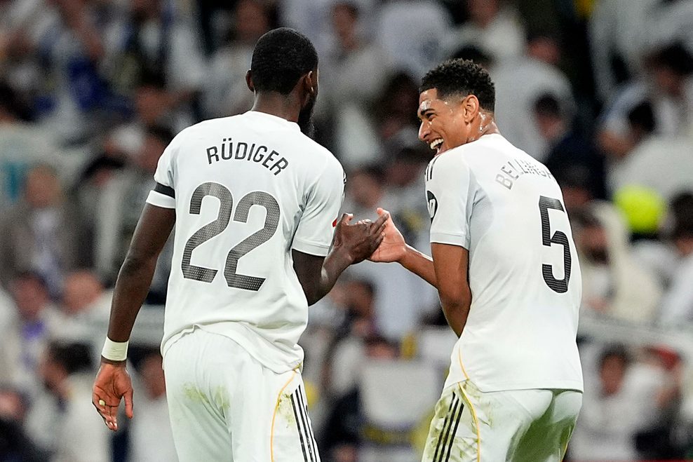 Jude Bellingham und Antonio Rüdiger lachen