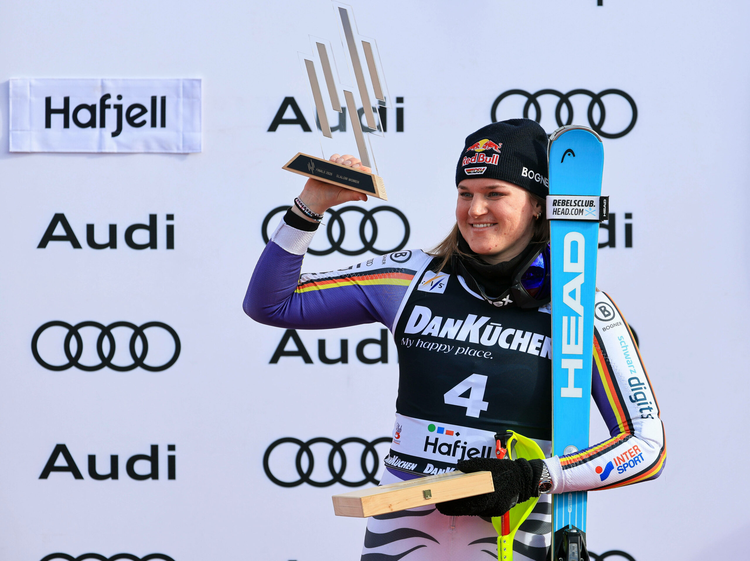 Emma Aicher jubelt mit der Trophäe