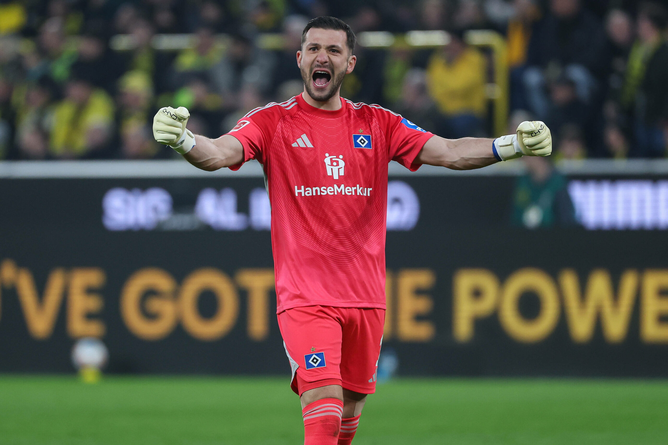 HSV-Torwart Daniel Heuer Fernandes bejubelt ein Tor seiner Mannschaft in Dortmund.