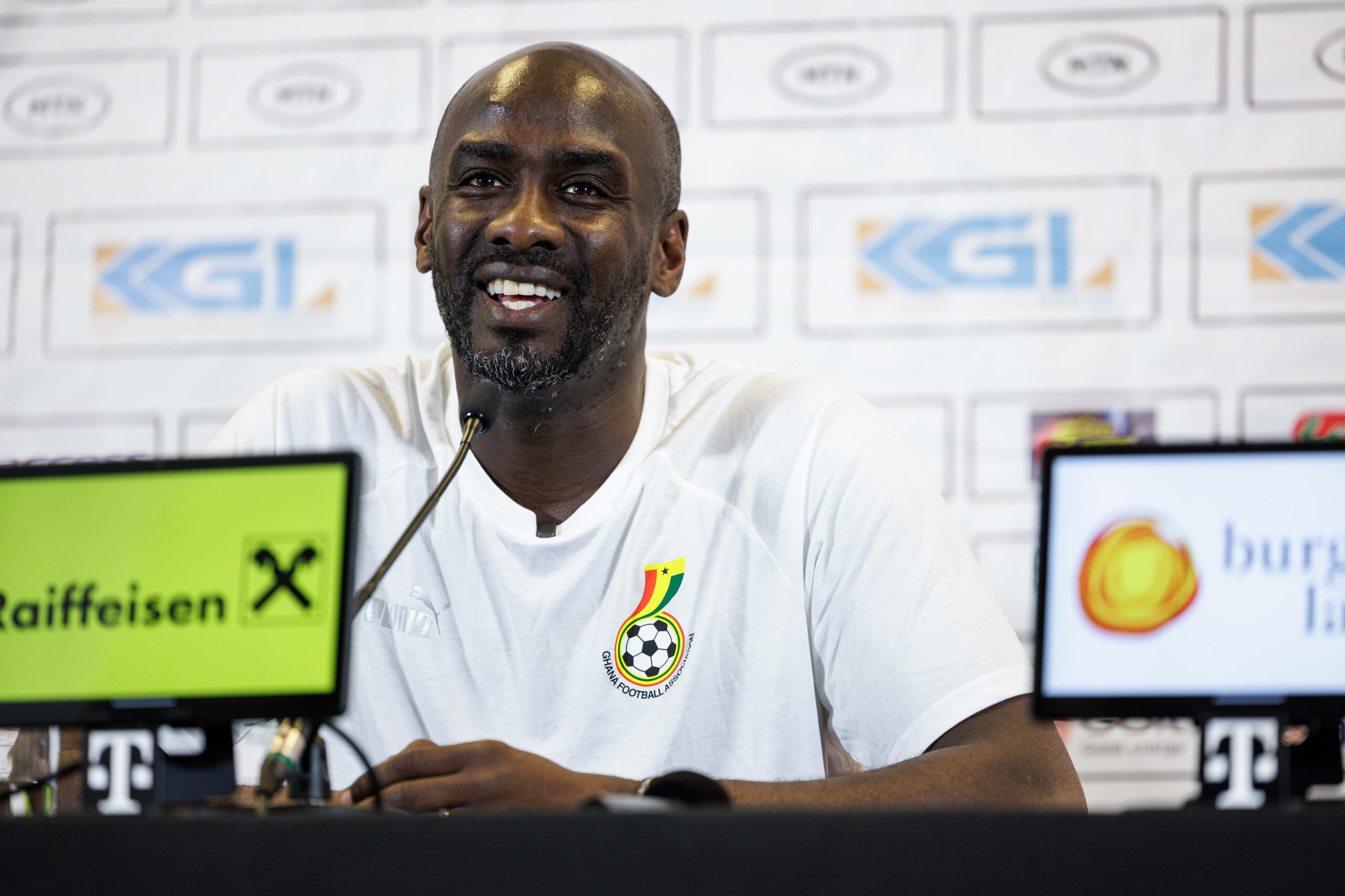 Otto Addo auf einer Pressekonferenz