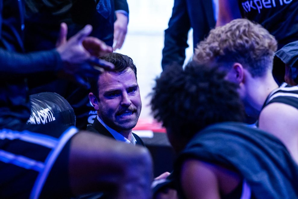 Düstere Stimmung: Towers-Coach Benka Barloschky bei einer Auszeit