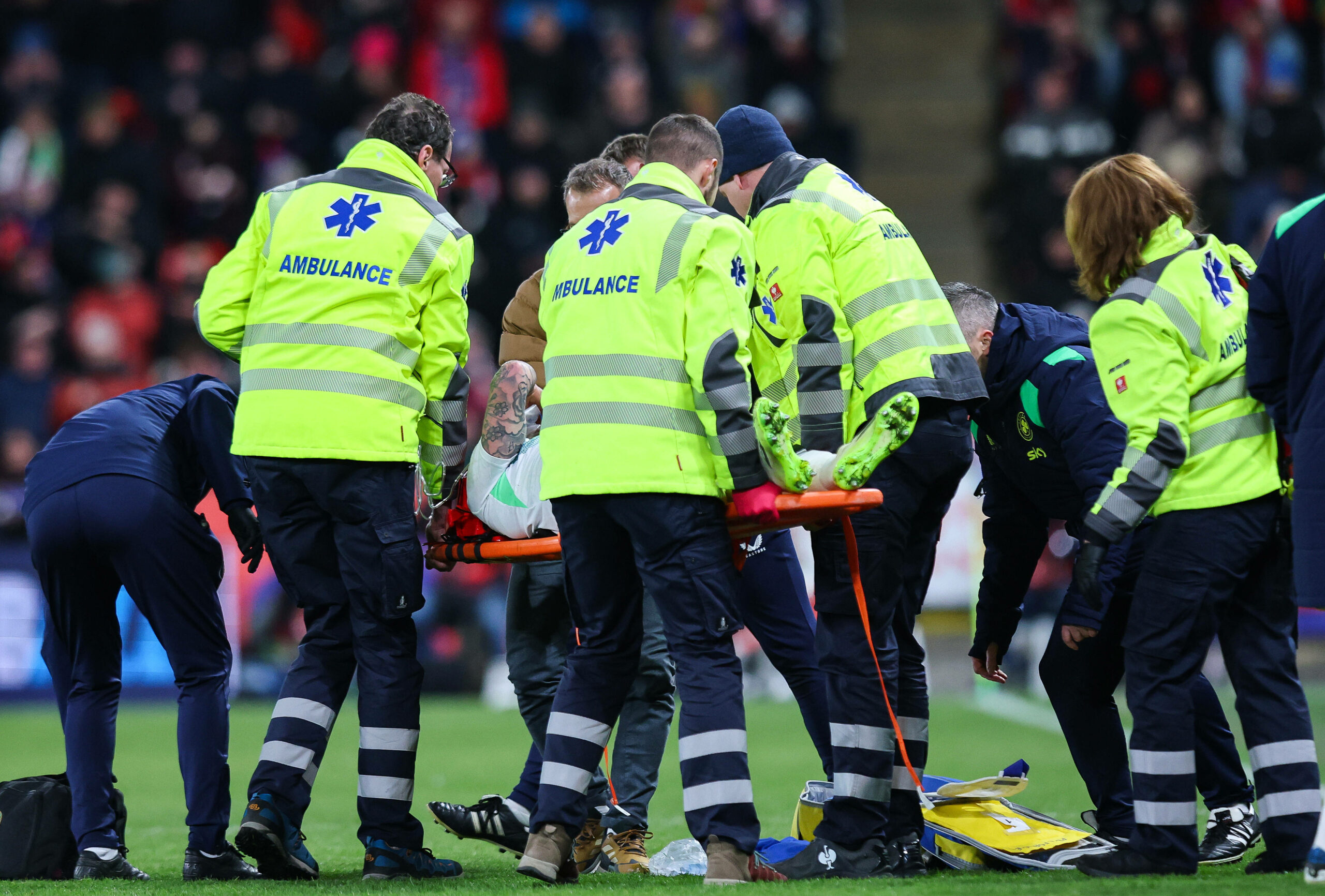 Sammie Szmodics wird auf einer Liege vom Platz getragen