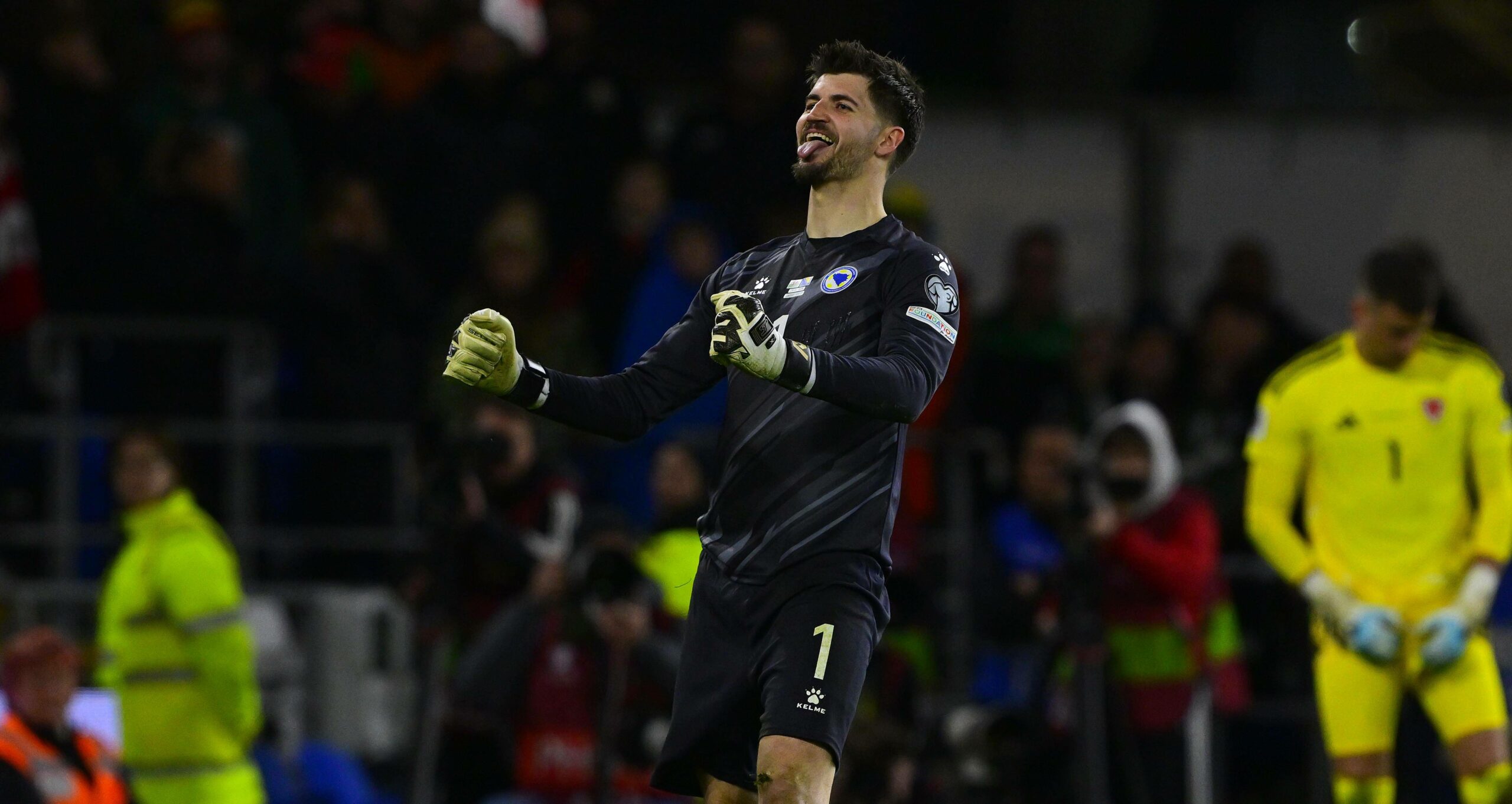 Nikola Vasilj feiert einen gehaltenen Elfmeter für Bosnien mit geballten Fäusten.