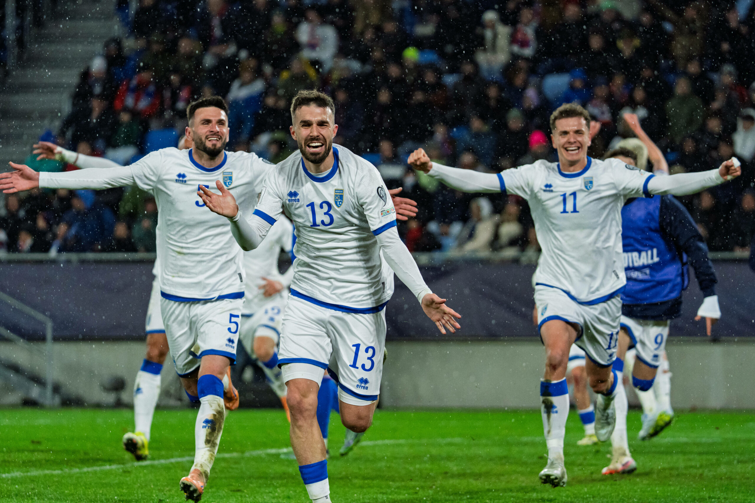 Kosovo-Nationalspieler jubeln gegen die Slowakei