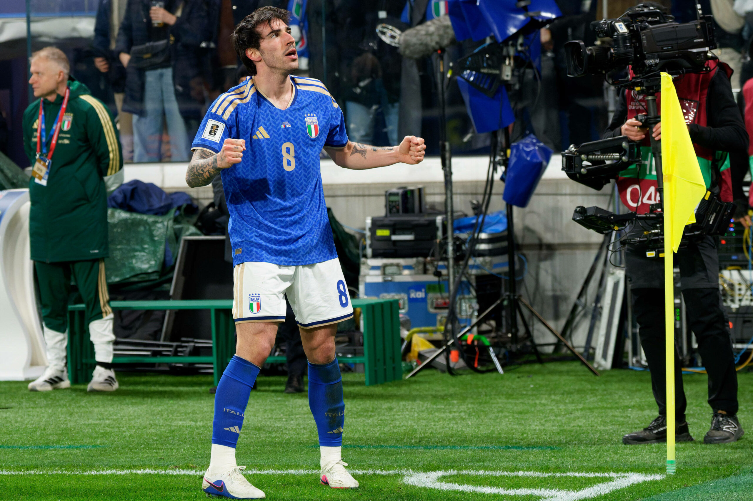 Sandro Tonali bejubelt einen Treffer an der Eckfahne