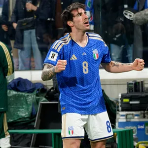 Sandro Tonali bejubelt einen Treffer an der Eckfahne