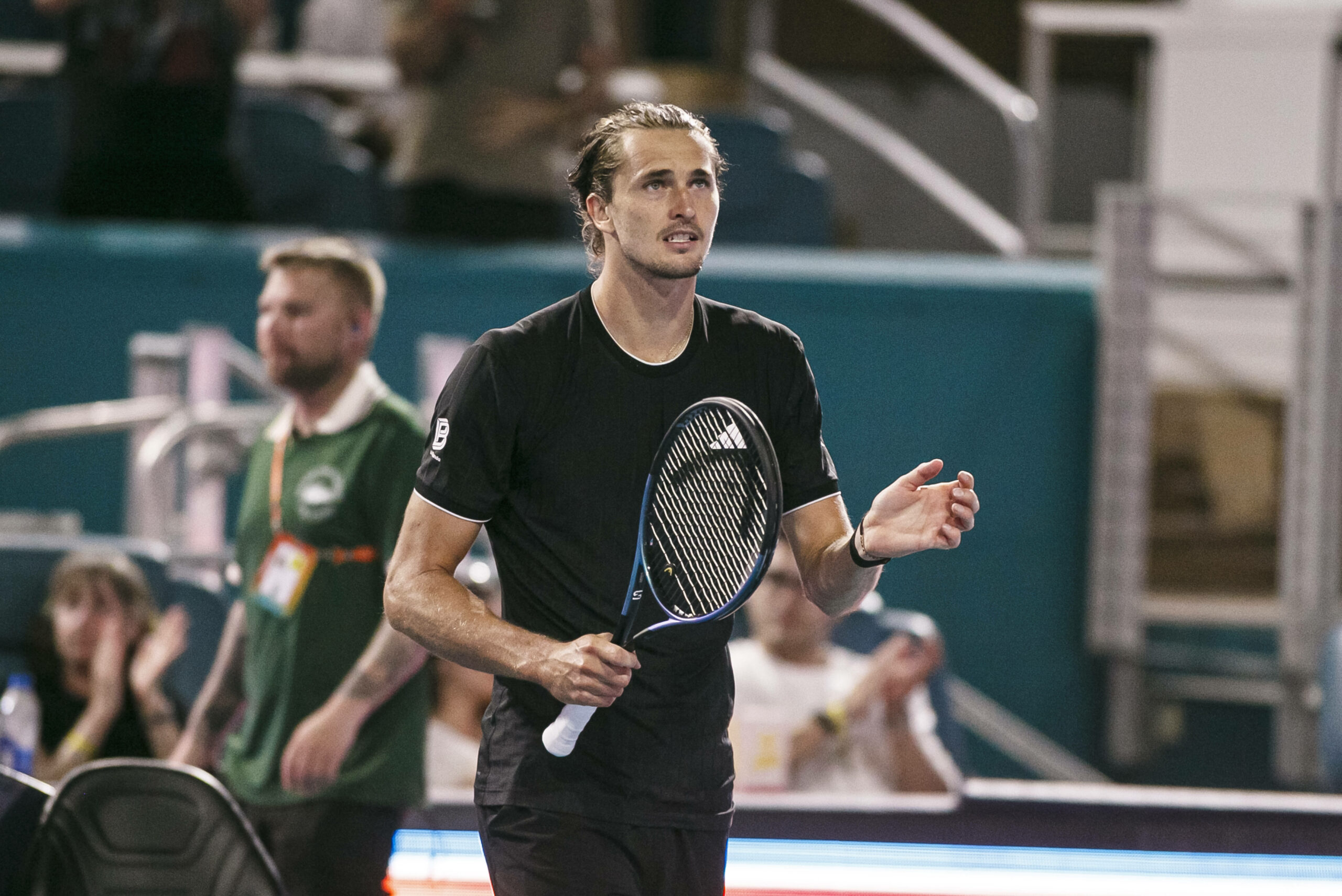 Alexander Zverev applaudiert mit seinem Schläger.