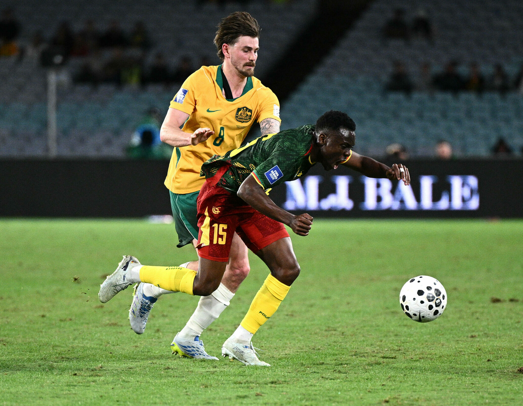 St. Paulis australischer Nationalspieler Connor Metcalfe kmäpft mit dem Kameruner Arthur Avom um den Ball