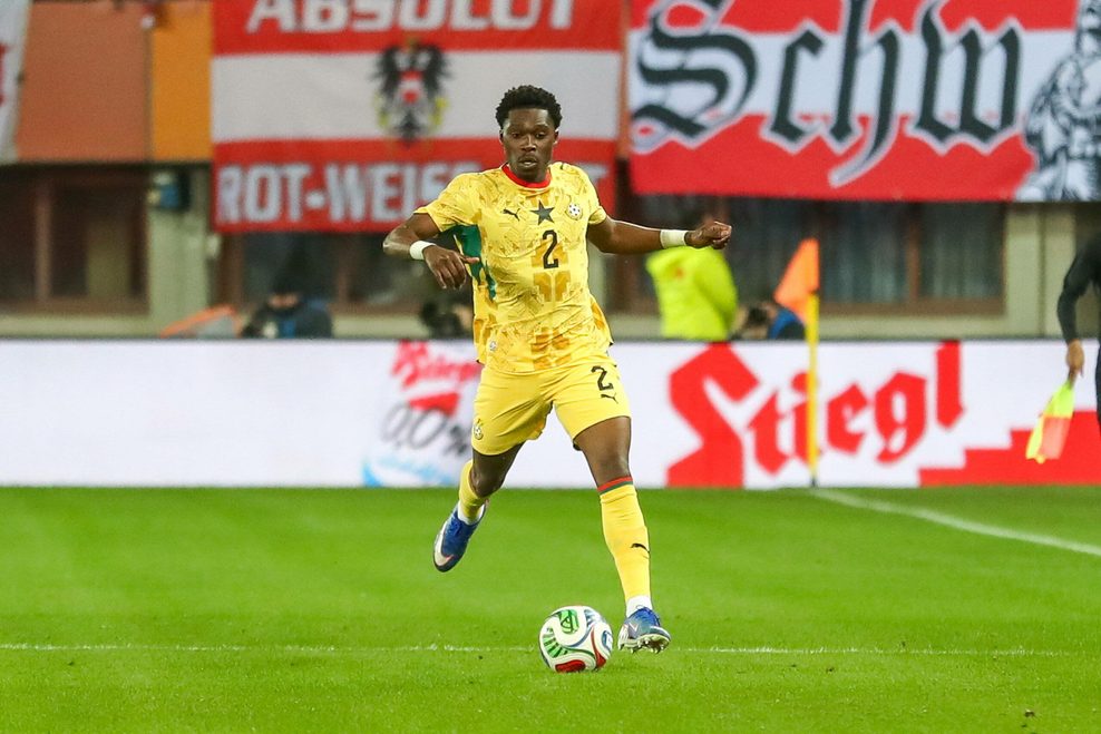 Ghanas Derrick Köhn am Ball