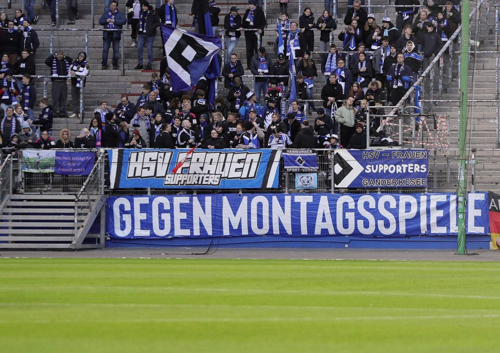 HSV-Fans protestieren gegen die Ansetzung am Montag.