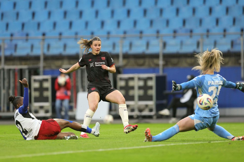 Das 1:2! Katharina Piljic lässt HSV-Torhüterin Lea Paulick keine Chance.