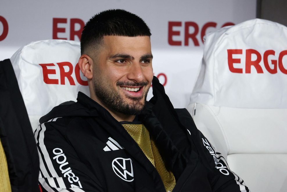 Deniz Undav lacht