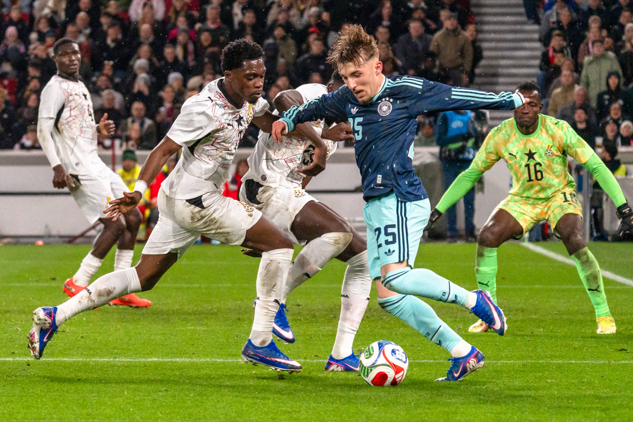 Lennart Karl bei einem Dribbling gegen Ghana