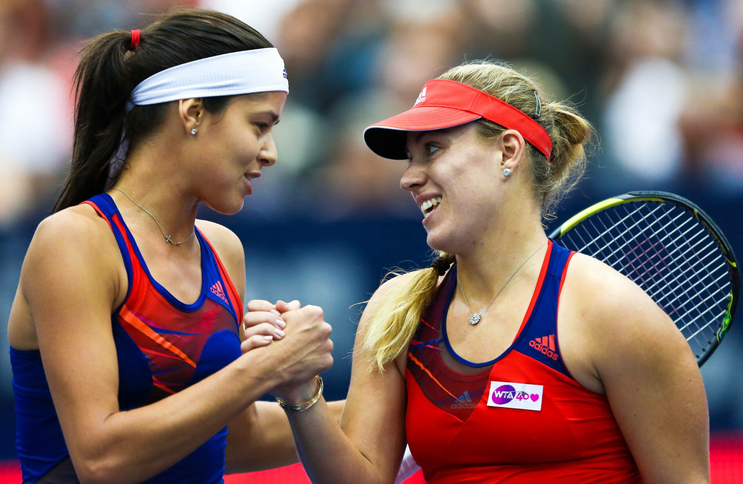 Angelique Kerber und Ana Ivanovic schütteln sich die Hand