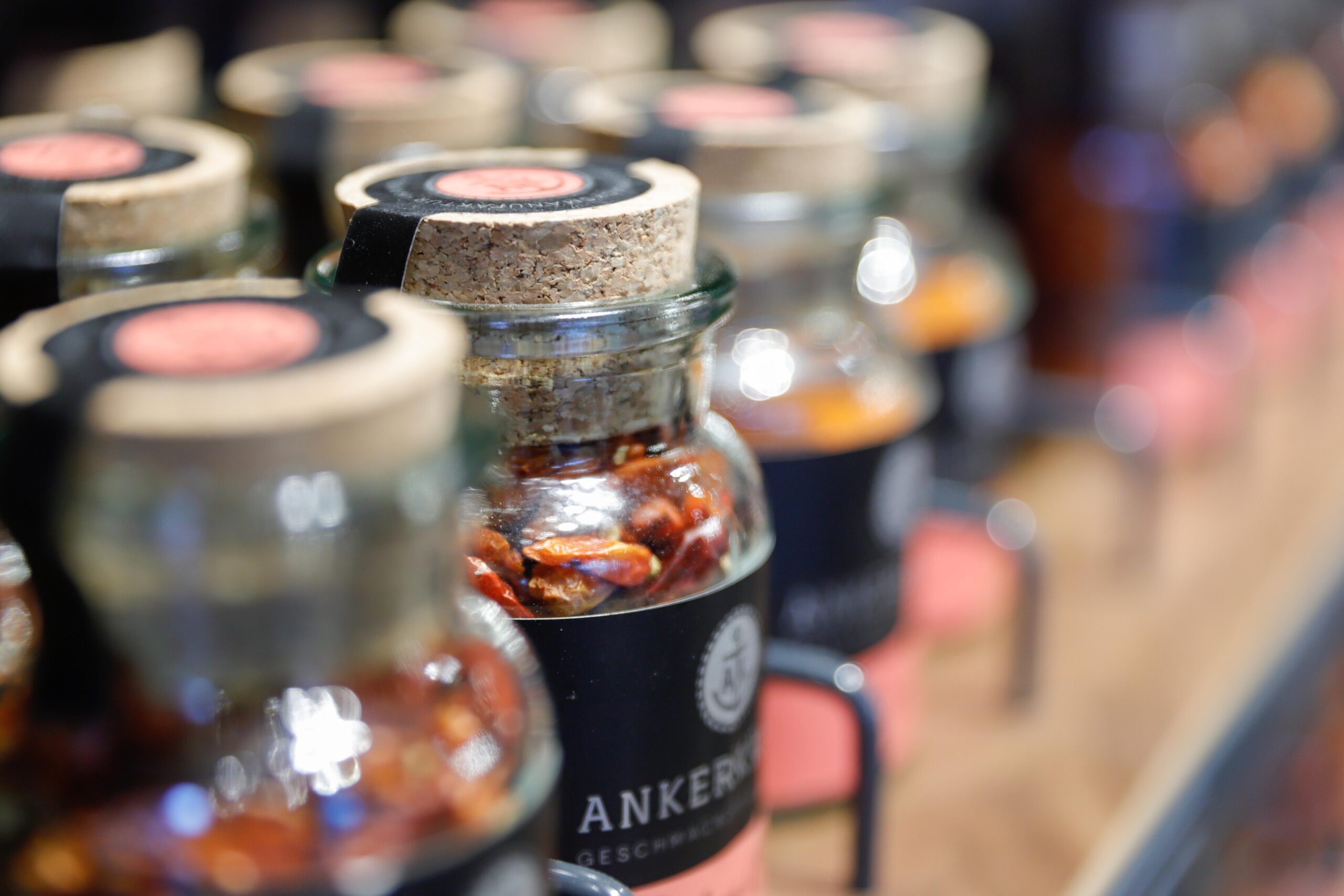 Ankerkraut-Gewürze stehen in einem Regal.