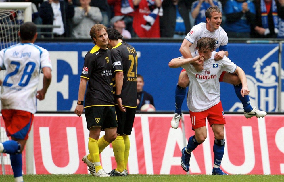 Ivica Olic jubelt mit Rafael van der Vaart auf den Schultern