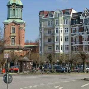 Die Heilige-Dreieinigkeits-Kirche am Nordende des Spadenteiches. Der Platz soll in Zukunft zu einem Quartierstreff werden. Parkplätze sollen weichen.