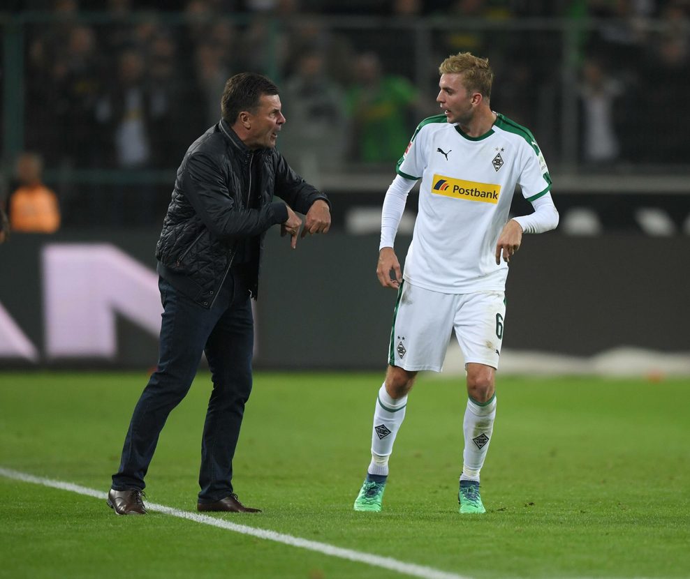 Dieter Hecking gibt Christoph Kramer an der Seitenlinie Anweisungen