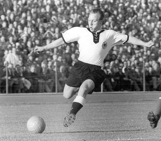 Uwe Seeler setzt zum Schuss an